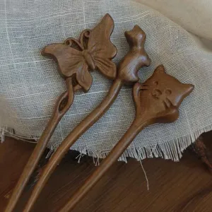 Holz Haarnadel Detail mit geschnitztem Schmetterling und Katze, glattes Sandelholz für Hanfu.