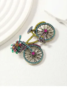 Detailansicht der bunten Strass Fahrrad Brosche, glänzendes Kristall Blumen Anstecknadel.
