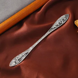 Detailansicht der filigranen chinesischen silbernen Pflaumenblüten Haarspange für Hanfu.