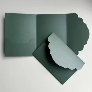 Ensemble de cartes d'invitation vert foncé de haute qualité avec enveloppe à bords ondulés.