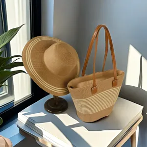 Grande borsa tote in paglia intrecciata con cappello da sole coordinato per la spiaggia