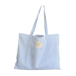 Grote blauw-wit gestreepte canvas draagtas met een mooie decoratieve hartjespatch.