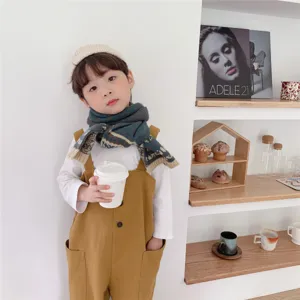 Deliziosa sciarpa in maglia per bambini con comodo motivo a quadri e caldo design a colori.