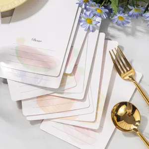 Primer plano detallado de tarjetas de felicitación de frutas en acuarela con un diseño elegante.