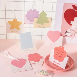 Tarjetas de felicitación DIY creativas con soportes plegables y cordones para mensajes.