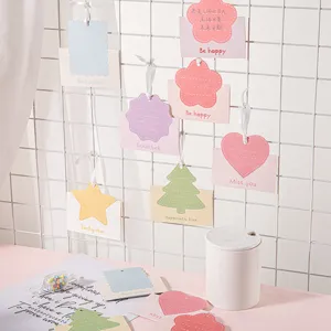 Vista detallada de tarjetas de felicitación colgantes con formas bonitas, tarjetas de notas.