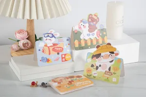 Vue détaillée de jolies cartes de vœux animées avec des motifs d'animaux mignons pour cadeaux