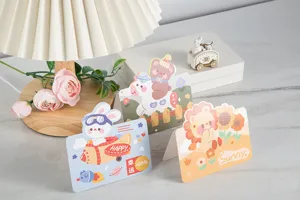 Détail de cartes de vœux d'animaux de dessin animé mignons avec ours lapin lion pour cadeaux.