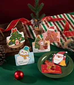 Vista detallada de tarjetas de felicitación navideñas, tarjetas de mensajes festivos con diseños.