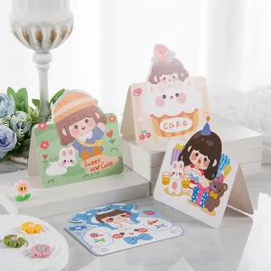 Detalle de tarjetas de felicitación kawaii con bonitos motivos de chicas anime y estilo pastel.