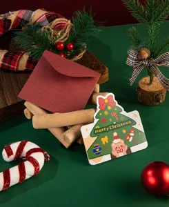 Detalle en primer plano de la tarjeta de felicitación navideña con diseño de árbol y sobre.