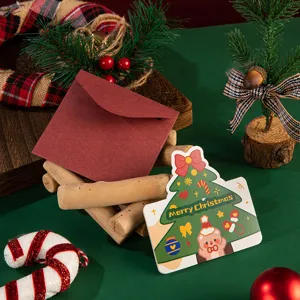 Set de tarjeta de felicitación navideña con sobre rojo y bonito diseño de árbol.