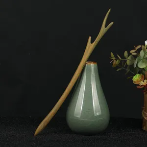 Vue détaillée de l'épingle à cheveux en bois de santal vert avec une jolie forme de branche.