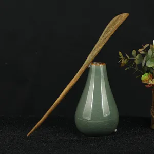 Vue détaillée du long bâton de cheveux en bois de santal vert, grain naturel pour style rétro.