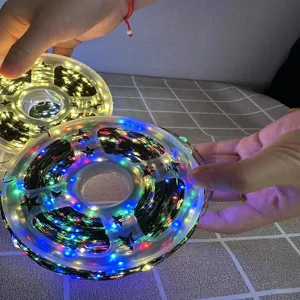 Primer plano detallado que muestra tiras de luces LED coloridas en bobinas de plástico.