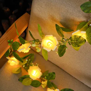 Gros plan détaillé de guirlande lumineuse de roses LED pour une ambiance romantique.