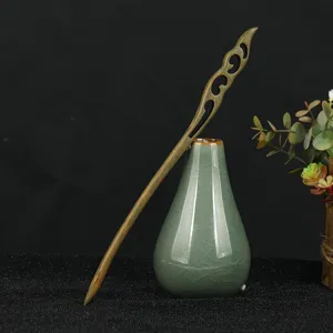 Vue détaillée du bâton de cheveux en bois de santal vert de 23cm, épingle rétro Hanfu.
