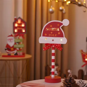 Kerst LED houten decoratieve tafellamp, feestelijke vakantiesfeer close-up detail.