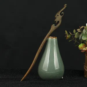 Détail du bâton de cheveux en bois sculpté fait main mettant en valeur la belle texture.