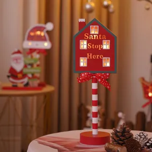 LED kerstdecoratie houten huis bord detail, Santa Stop Here warme verlichting, feestelijke sfeer.