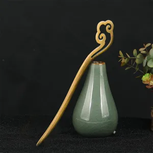 Bâtonnet de cheveux en bois de santal vert avec motif de nuage, accessoire de style ancien.