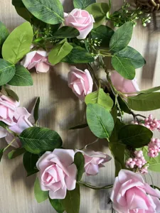 Gros plan détaillé de la guirlande de fleurs de roses roses artificielles avec LED.