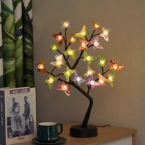 Detailaufnahme der LED Schmetterling Baum Lampe mit bunten Schmetterlingsschirmen und warmen LEDs.