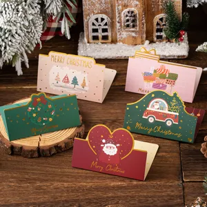 Detailopnamen van creatieve kerst-vouwkaartjes met feestelijke ontwerpen en folie.