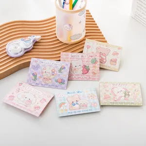 Detalle de tarjetas de felicitación plegables de dibujos animados con flores y animales.