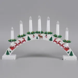 Vista dettagliata della lampada ad arco natalizia a LED in legno con renne e candele dipinte.