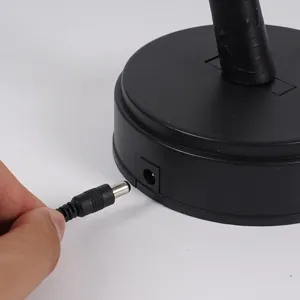 Nahaufnahme des schwarzen LED Nachtlicht Sockels mit DC Netzanschluss Stecker.