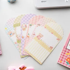 Vista detallada de lindas tarjetas de felicitación plegables con ositos y cuadros de colores.