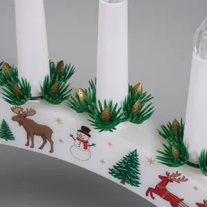 Primo piano dei dettagli del ponte di candele natalizio con aghi di pino e stampe festive.