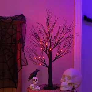 Detaillierte Halloween LED-Baumlichtszene mit leuchtenden roten Zweigen und gruseliger Dekoration.