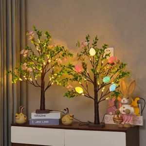 Osterbaum mit LED Lichtern und bunten Eiern, festliche Heimdeko und Stimmungslicht.