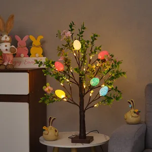 Osterbeleuchtung Detailaufnahme mit bunten leuchtenden Eiern, gemütliche LED Tischlampe für Zuhause.