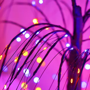 Nahaufnahme Detailansicht der bunten LED Lichterbaumbeleuchtung mit violetten und orangen Lichtern.