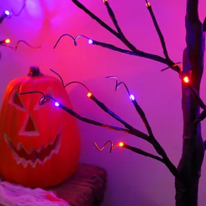 Dettaglio dell'albero luminoso LED di Halloween con luci colorate per decorazione interna.