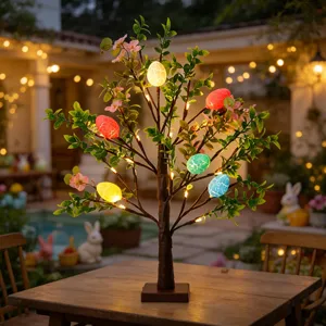 Detailansicht des Oster-LED-Eierbaumlichts mit leuchtenden Eiern und rosa Blumen für Feiertagsdeko.