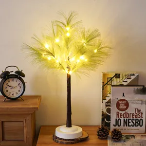 Tannenbaum LED Tisch Nachtlicht Schlafzimmer warme Ambiente Deko Leuchte Detail Aufnahme.