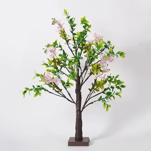Detailansicht der LED Kamelie Blüte Baum Lampe mit rosa Blumen und grüne Blätter.