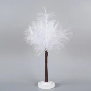 Nahaufnahme der weißen Feder-Tischlampe mit weichen, leuchtenden LED-Lichtern für Dekoration.