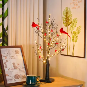 LED Lichterbaum mit roten Vögeln und Beeren für gemütliche Heimdekoration und Partybeleuchtung.