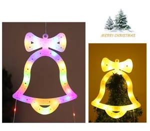 Detalle de adorno colgante de campana LED de Navidad, efecto de luz cálida y colorida festiva.