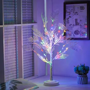 Dettaglio della lampada ad albero di betulla a LED con perline colorate per la camera.