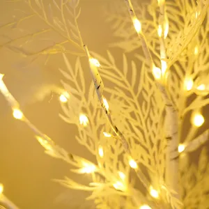 Primo piano dettaglio di luci LED calde su rami di betulla bianca per accogliente decoro.