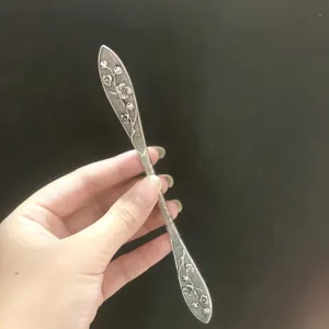 Detailansicht der traditionellen chinesischen Pflaumenblüten-Haarnadel aus Metall mit Muster.
