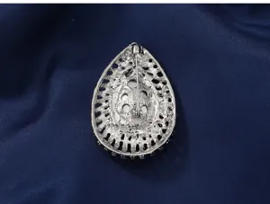 Vintage strass kristal druppel broche achterkant detail, elegante zilverkleurige speld.