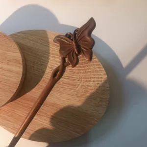 Holz-Haarstab mit geschnitztem Schmetterling Design, Vintage antiker Stil für Hanfu und Alltag.