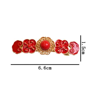 Close-up van vintage rode emaille wolken haarspeld, elegante haaraccessoires.